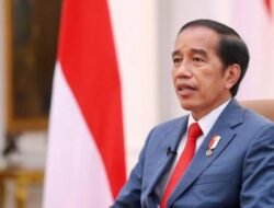 Ditanya Soal Reshuffle, Jokowi: Tunggu Aja