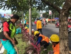 Lurah Ibrahim Pimpin Kerja Bakti Bersama Satgas Kebersihan Tamalanrea Indah