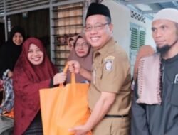 Sekwan DPRD Makassar Serahkan Bantuan Pemkot Untuk Warga Jalan Rusa