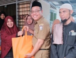 Sekwan DPRD Makassar Serahkan Bantuan Pemkot ke Warga di Lorong Wisata