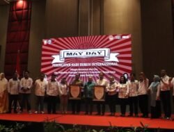 Danny Pomanto-Rudianto Lallo Terima Penghargaan dari LKS Tripartif dan Dewan Pengupahan Kota Makassar