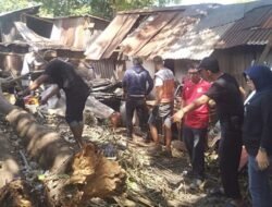 Peduli Sesama, Legislator Muchlis Misbah Tinjau Rumah Warga Tertimpa Pohon di Muh Yamin