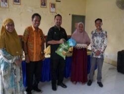 Sasar Keluarga Miskin Ekstrem, Disperindagkop Sulbar Salurkan Bantuan di Desa Tallu Banua