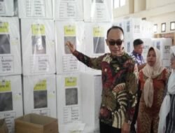 Pj Gubernur Sulbar Pantau Kesiapan Distribusi Logistik Pemilu di KPU Mamuju