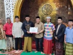 Sekertariat DPRD Makassar Serahkan Dana Hibah Rp50 Juta