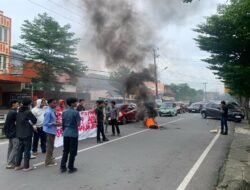 Diduga Tidak Kantongi Izin, Puluhan Mahasiswa Demonstrasi Minta Gerai PT. Pancaran Air Mas Ditutup