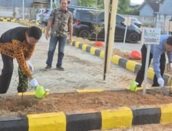 Taruna Ikrar Kepala BPOM RI Tanam Pohon dan Kunjungi Instalasi Farmasi Rumah Sakit Hermina Makassar 