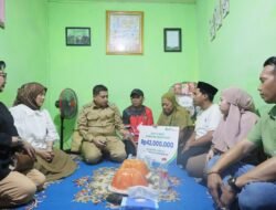 Appi–Aliyah Serahkan Bantuan untuk Keluarga Sarina Wati dan Budi Haryadi, Korban Kebakaran DPRD