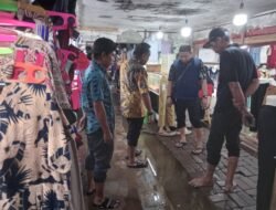 Dirops Perumda Pasar Makassar Turun Langsung Tangani Genangan Air di Pasar Pannampu